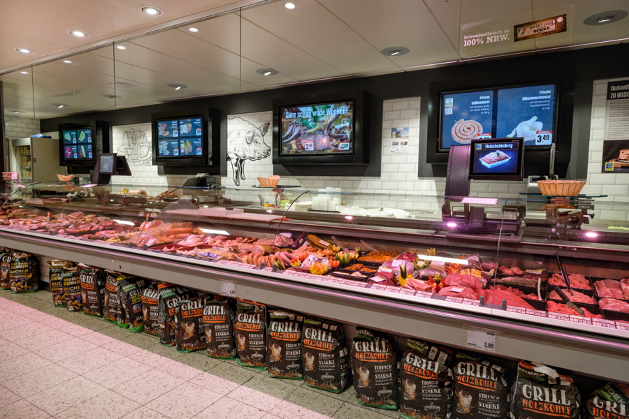 Edeka-Niebur-Bielefeld-Servicetheke Wurst von der Frischetheke bei EDEKA